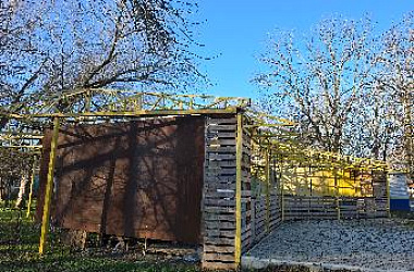 Администрация муниципального казенного учреждения культуры Ейского городского поселения Ейского района «Парк культуры и отдыха имени И.М. Поддубного» (далее МКУК «Парк Поддубного») повторно обращается к лицам, установившим некапитальное строение с информа